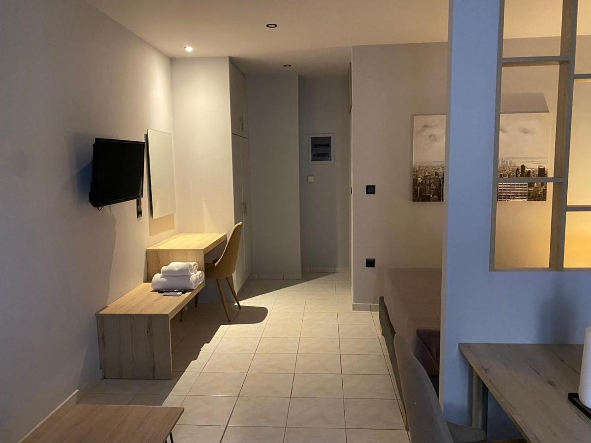 Downtown Corner Apartment Kalamata Exterior photo